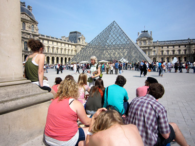 Impromptu class at the Louvre