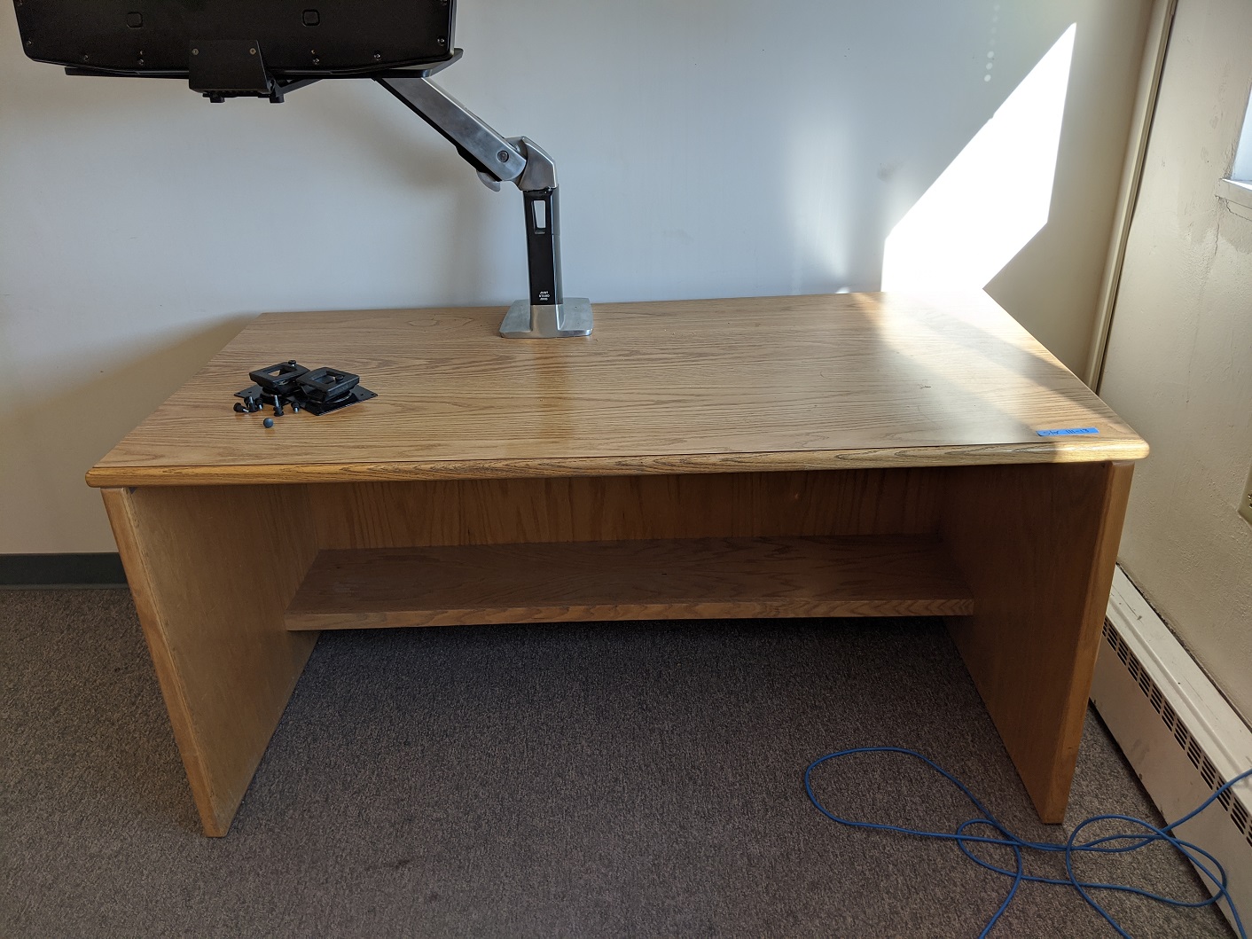Single oak desk with no drawers