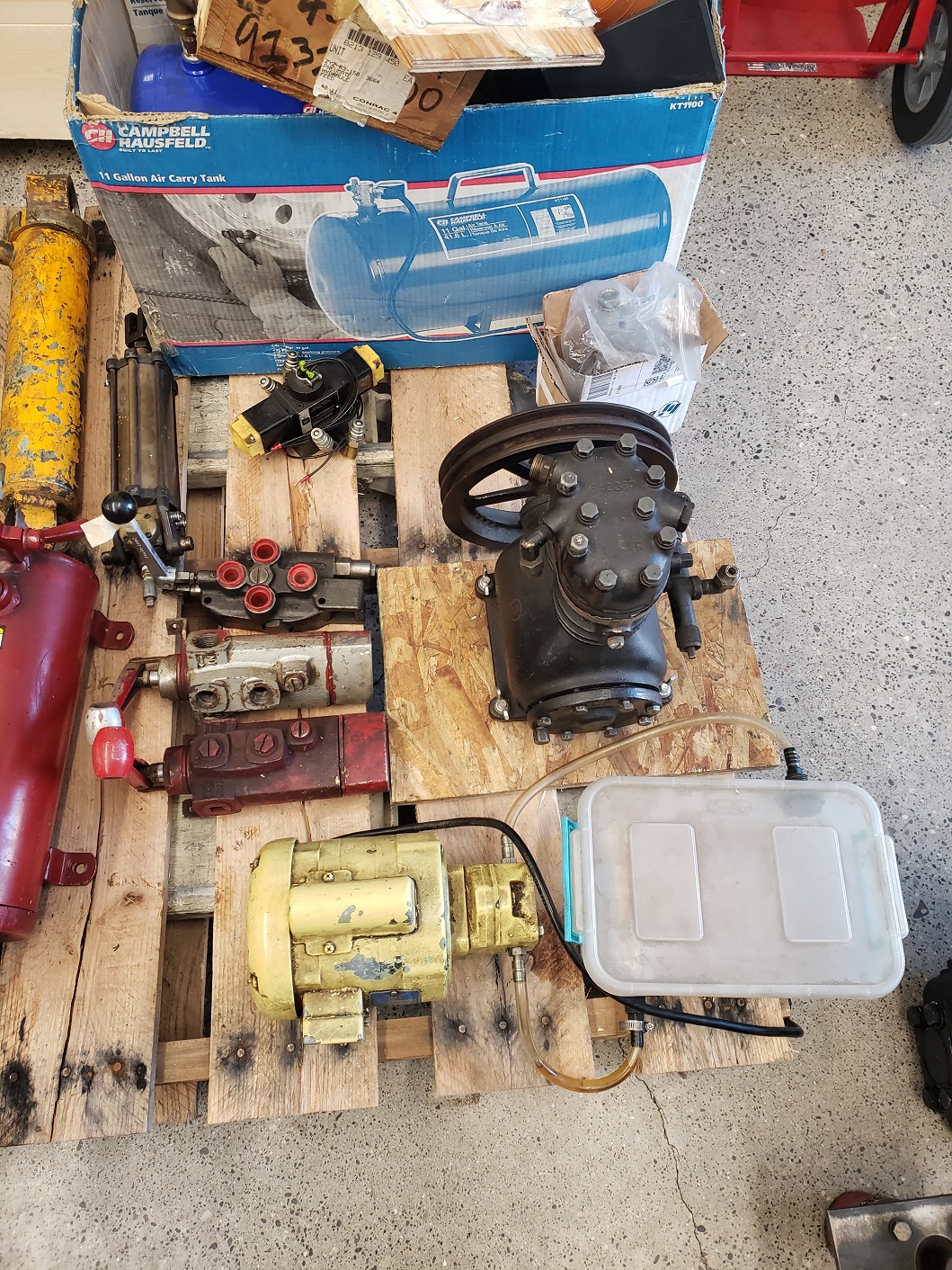 A selection of used hydraulic motors