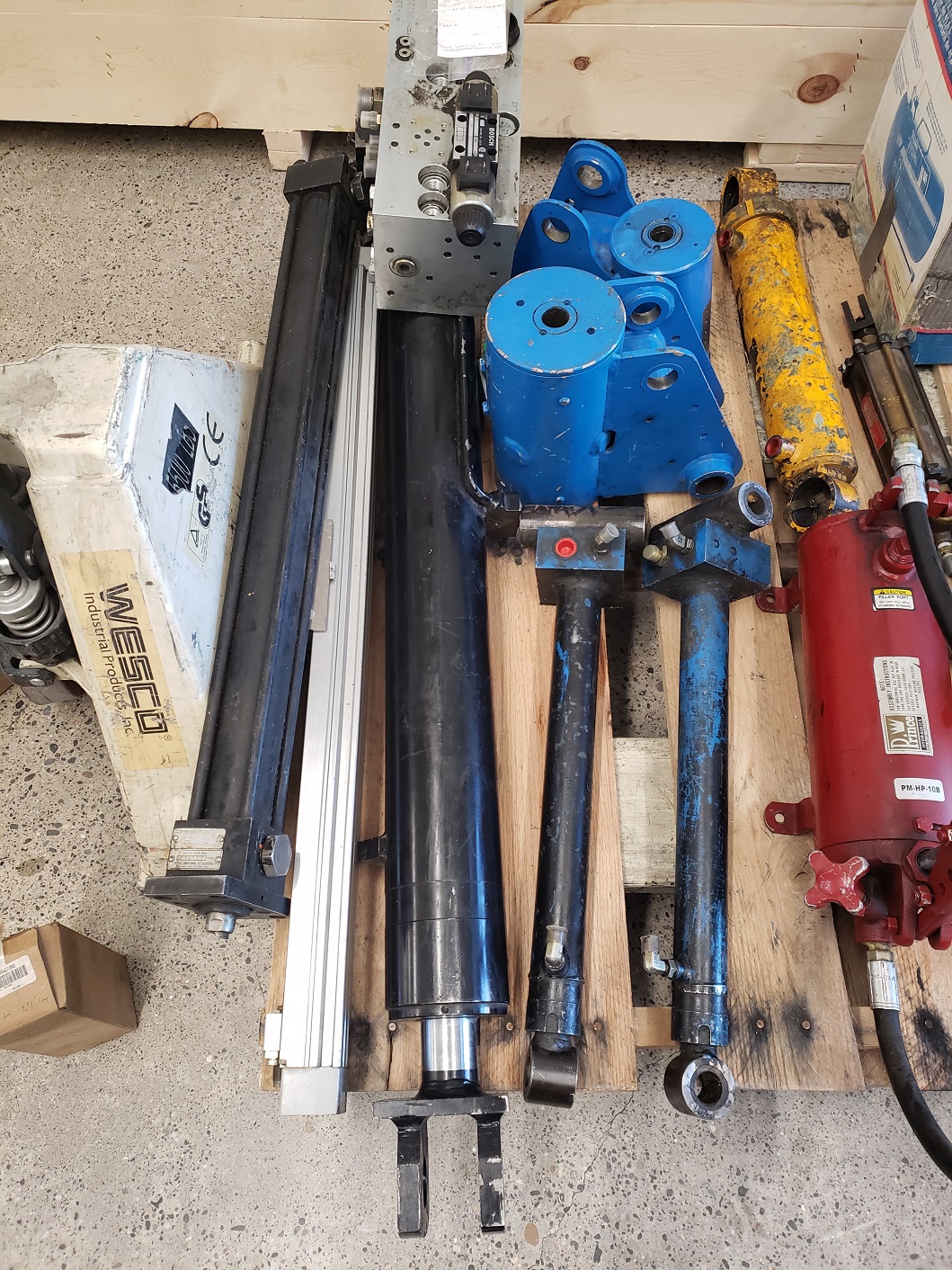 A variety of used hydraulic cylinders