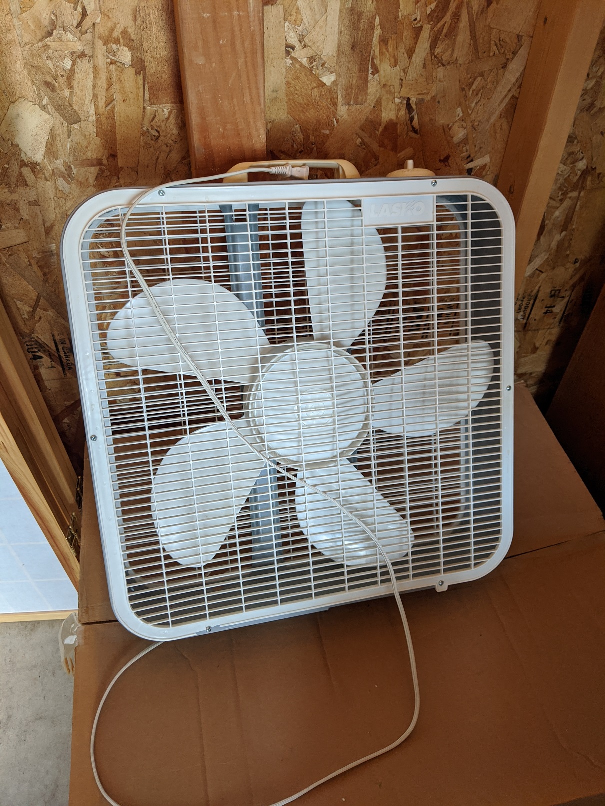 White standard box fan