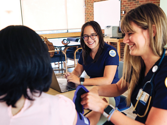 Nursing students in a group study | Adrián Sánchez-González
