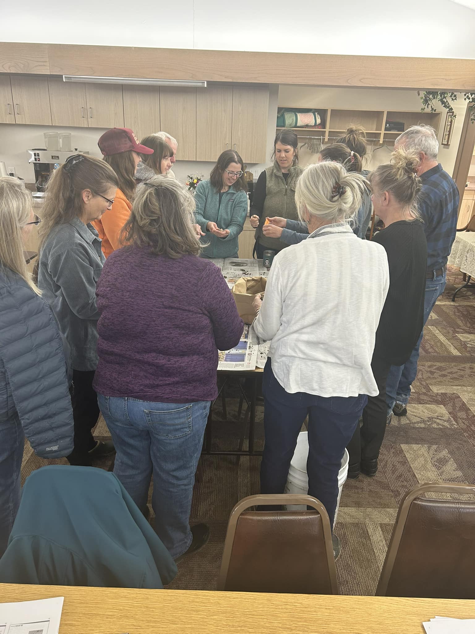 Gardeners learn about soil texture