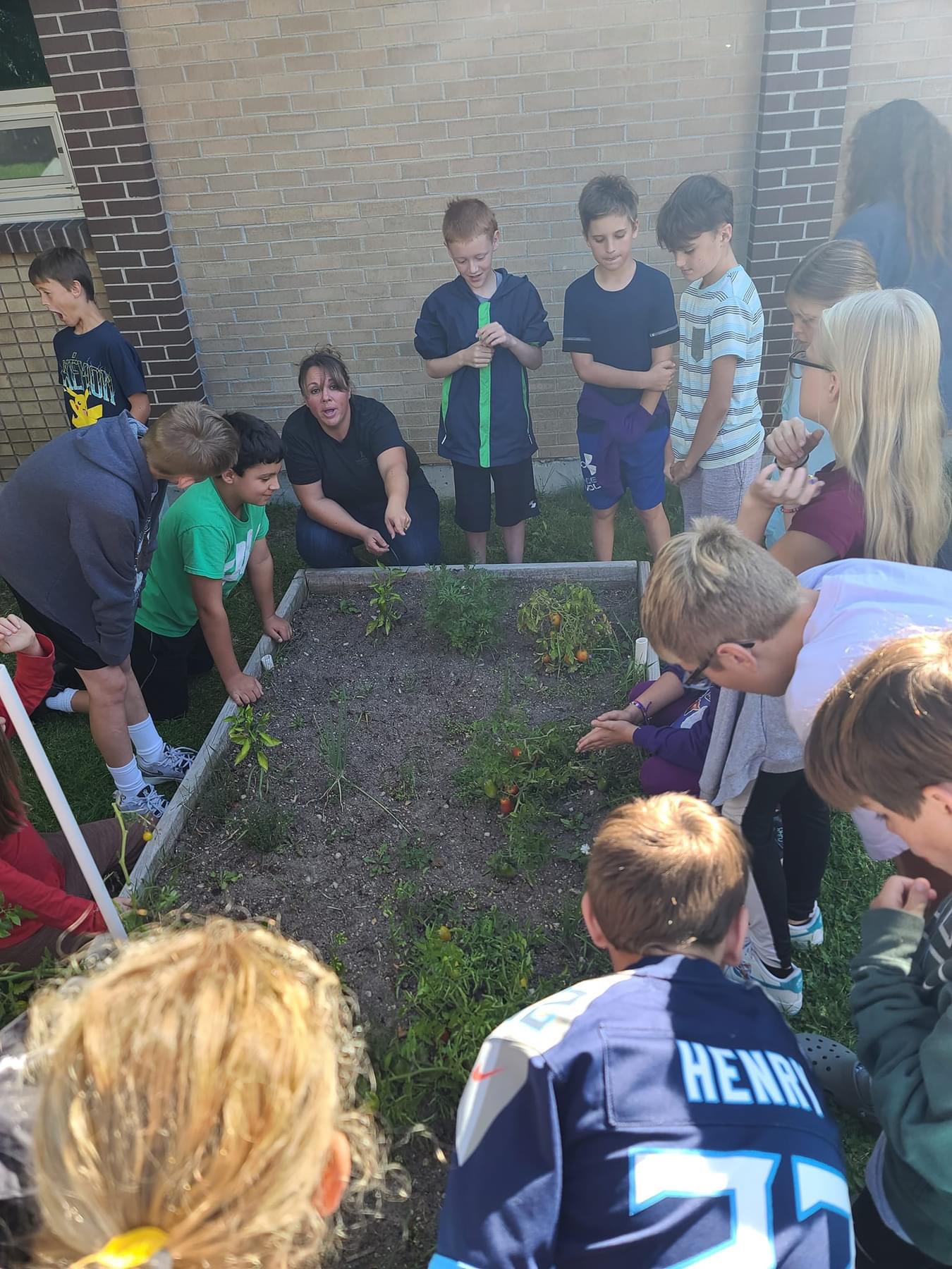 Extension agent, Kellie Kahtani, teaching a 5th grade class at West Elementary about the plants being grown in their school garden during Harvest of the Month.