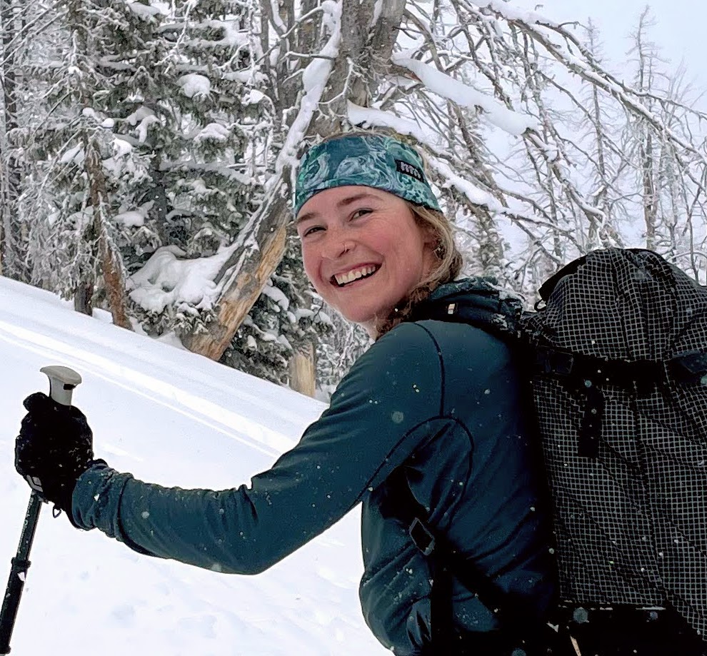 Look! It's Maddie Beck! Doing some stuff on skis!