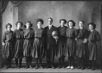 Women's Basketball Team (1912)