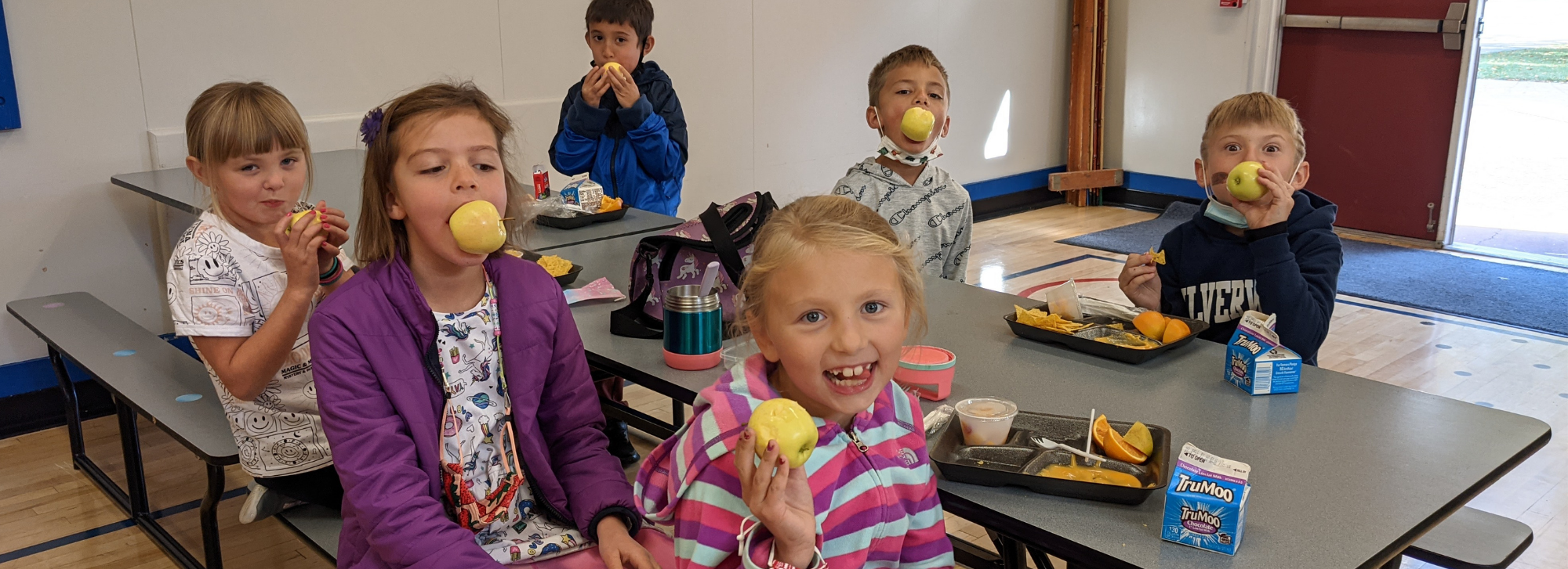 Students at Poly Drive Elementary crunch into local apples to celebrate MT Crunch Time + National Farm to School Month!