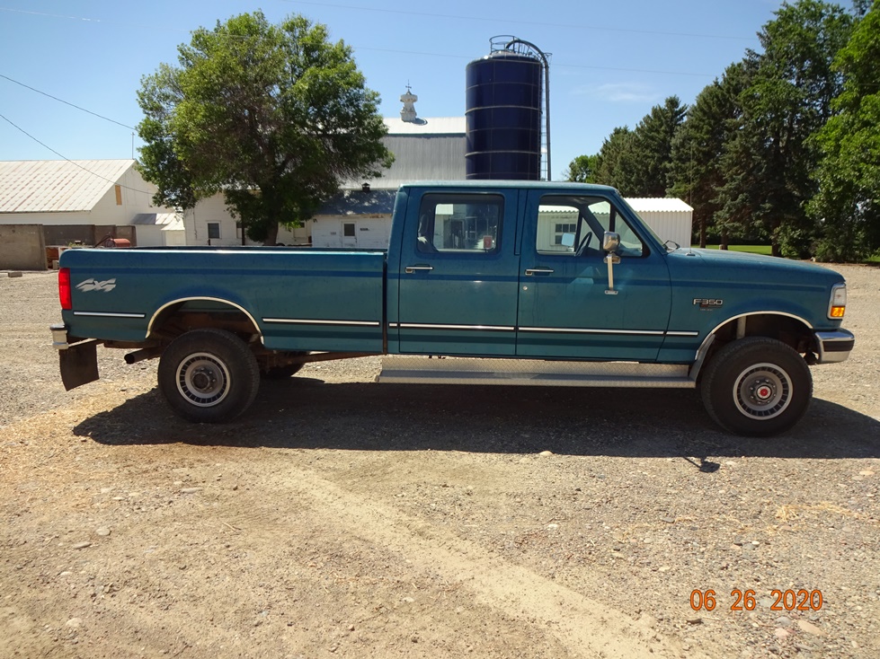 Side view of extended cab pickup