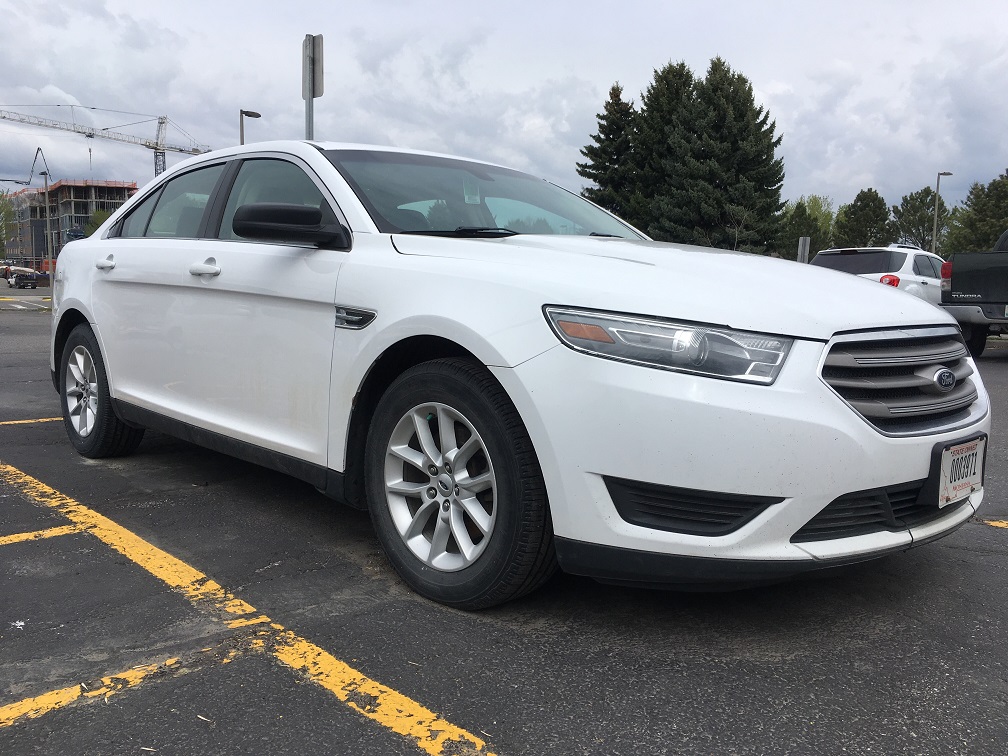 White ford taurus 3/4 view